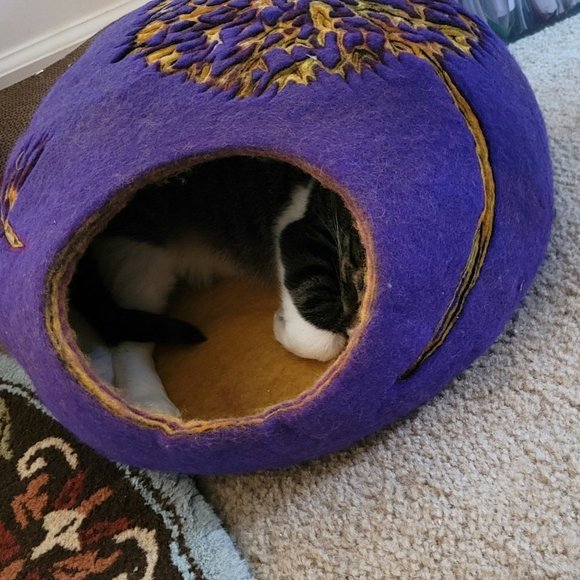 Felted merino wool cat cave for sleepy cats - Picture 3 of 3